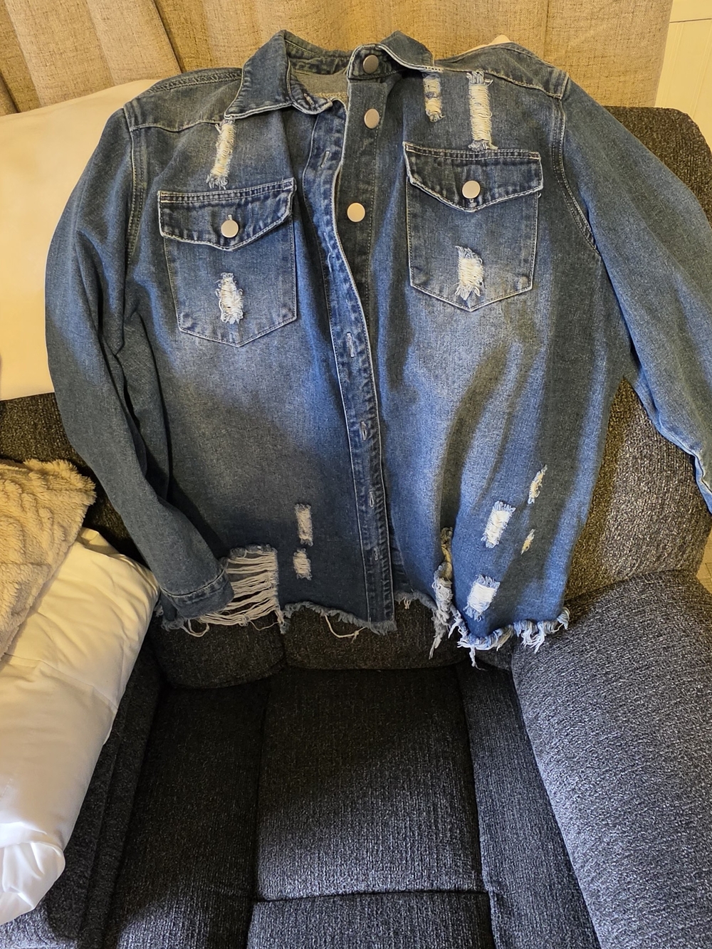 SHEIN Distressed Dark Blue Denim Jacket with Frayed Hem